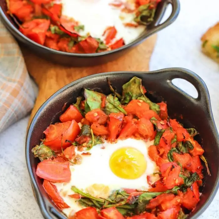 Baked egg pots with spinach and tomatoes