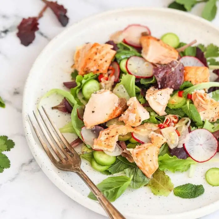 Grilled salmon salad with chilies and herbs